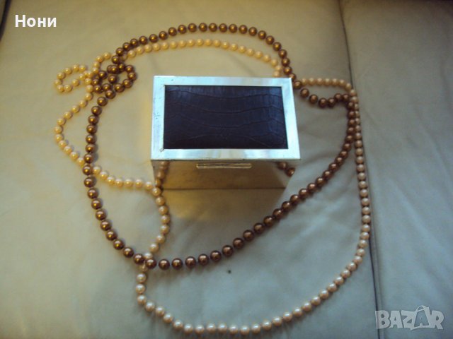 Кутия за бижута с два перлени гердана, снимка 3 - Бижутерийни комплекти - 39176070