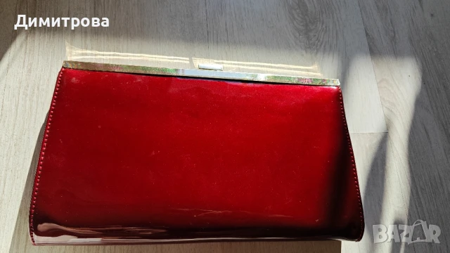 Елегантна дамска чанта от червен лак и златисто закопчаване, снимка 6 - Чанти - 51154509