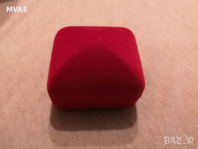 Нова червена кадифена кутийка за пръстен плюш, снимка 2 - Пръстени - 37752866