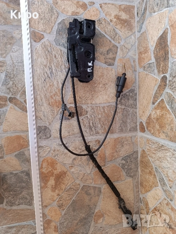 Брави за преден капак - Audi A4 B8