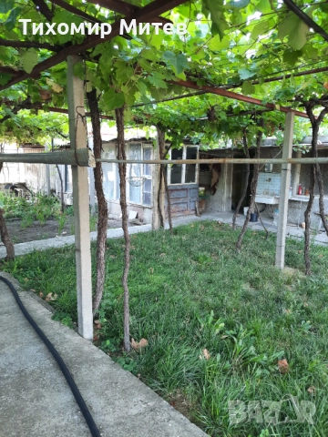 Продавам двуетажна къща с 2 гаража и допълнителни постройки, снимка 16 - Къщи - 51523131