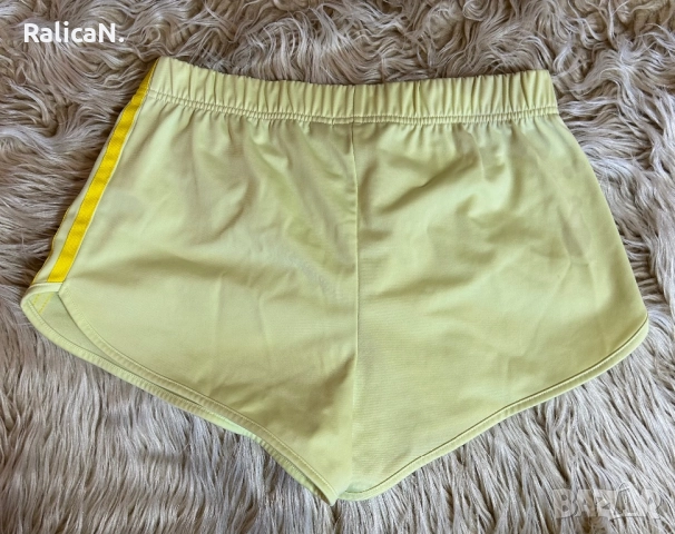 Дамски къси панталони Adidas 3 stripe shorts yellow, снимка 2 - Панталони - 51527582