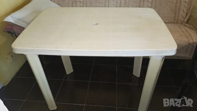 Продавам PVC градинска маса 100x60x70 см