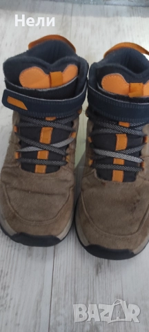 Продавам зимни боти 34 номер като нови за 30 лв,  и подарявам  към тях червени маратонки Артенго същ