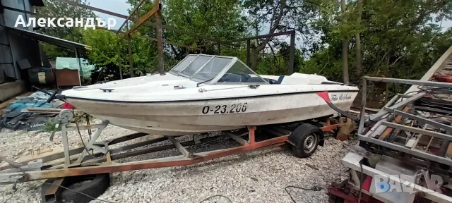лодка с бордови двигател