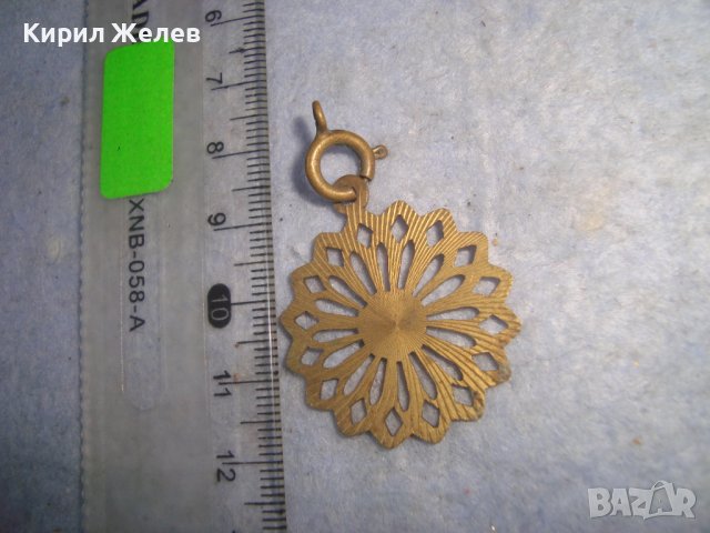 СТАРИНЕН ОРНАМЕНТИРАН АЖУРЕН БРОНЗОВ ПОЗЛАТЕН РЕТРО АРТ МЕДАЛЬОН с РЯДКА БРОНЗОВА КАРАБИНКА 29847, снимка 4 - Антикварни и старинни предмети - 37789105