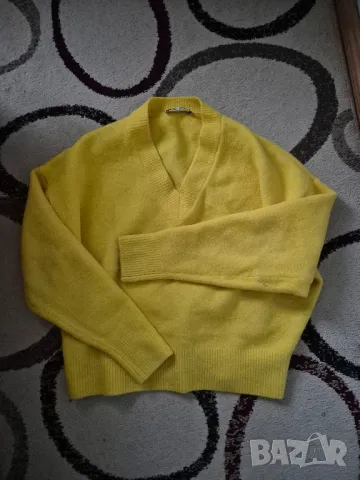 хубав жълт цвят пуловер Зара