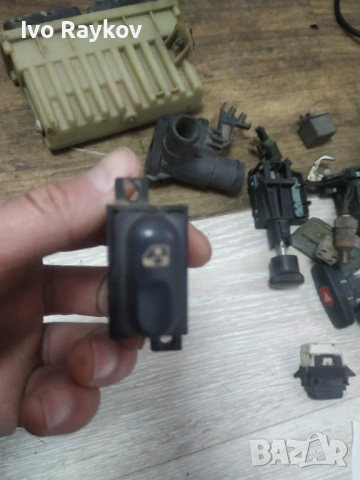 Преден ляв бутон прозорец за Renault Espace III , 7700875678