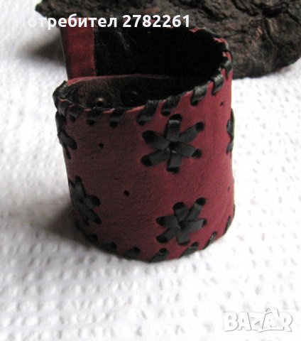 Широка гривна ръчно правена от естествена кожа в червено, снимка 3 - Гривни - 30979259