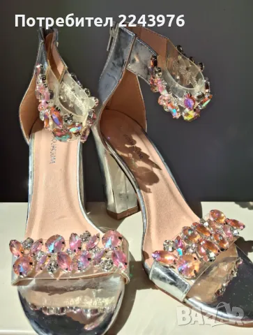 Сребристи сандали с цветни камъни