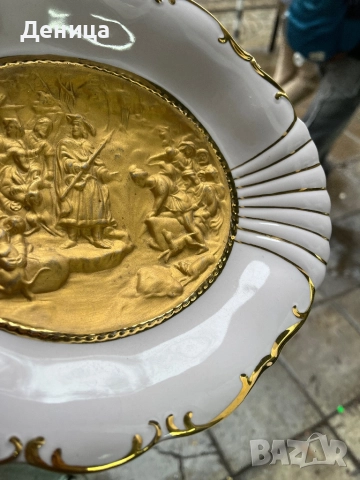 Рядка розова бонбониера Сцената, изобразена на позлатената релефна чиния представлява “Крал Карел IV, снимка 12 - Чинии - 52682827