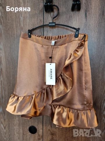 Aware by Vero Moda нова сатенирана пола с къдръчка