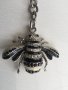 Луксозен ключодържател от метал  под форма на пчела, инкрустиран  с бели и черни камъни, снимка 3