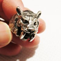 мъжки стар сребърен пръстен  с разярен съблезъб тигър моторджийски, мото аксесоари, мото екипировка, снимка 1 - Пръстени - 30913600