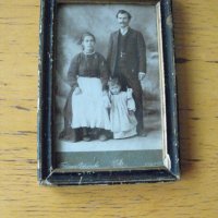 Семейна фотография, в дървена рамка със стъкло., снимка 1 - Колекции - 42462717