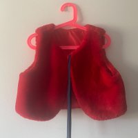 Червено пухено елече, снимка 1 - Детски якета и елеци - 42777356