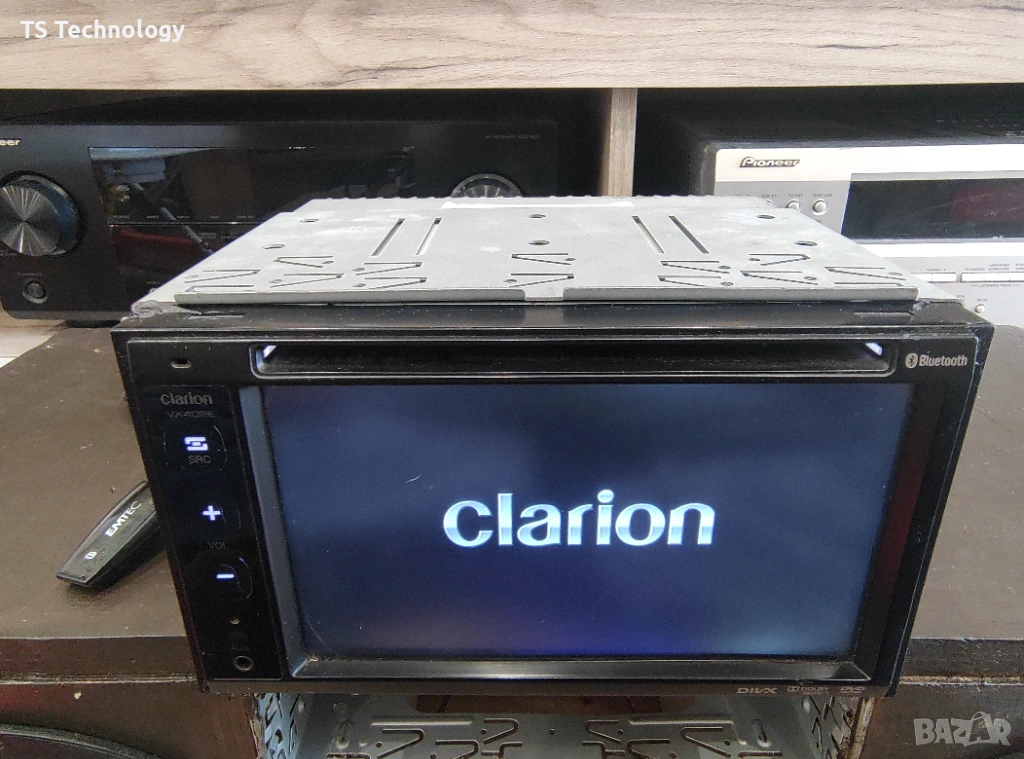 Висок клас Мултимедия Clarion VX402E Bluetooth / USB / AuX / CD / MP3, снимка 1