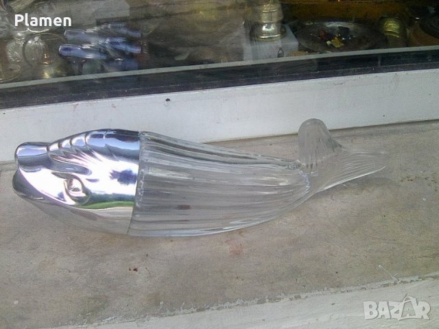 Голяма риба морски бозайник кит от метал и стъкло.