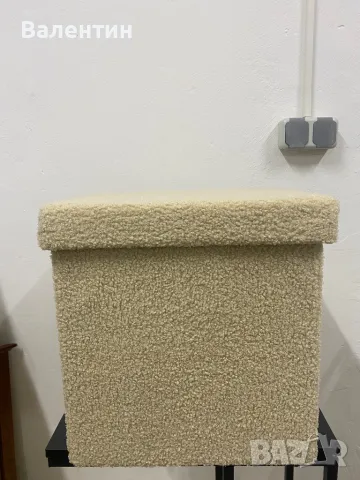 Бяла пухеста табуретка