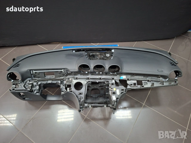 Ново Кожено Табло с Сив шев Mercedes W206 AMG