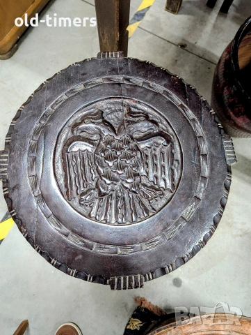 Ръчно резбована помощна масичка от масивно дърво – Двуглав орел, снимка 3 - Антикварни и старинни предмети - 53289476