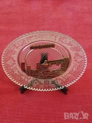 Сувенирна, кристална чиния Сингапур. 