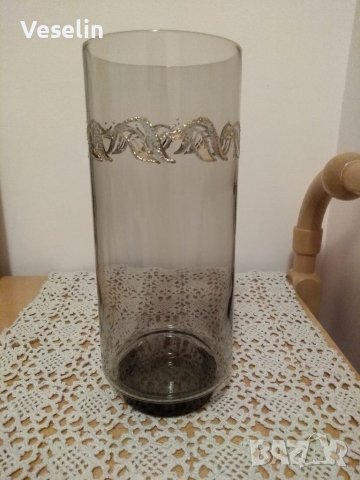 Стъклена ваза със златни орнаменти 