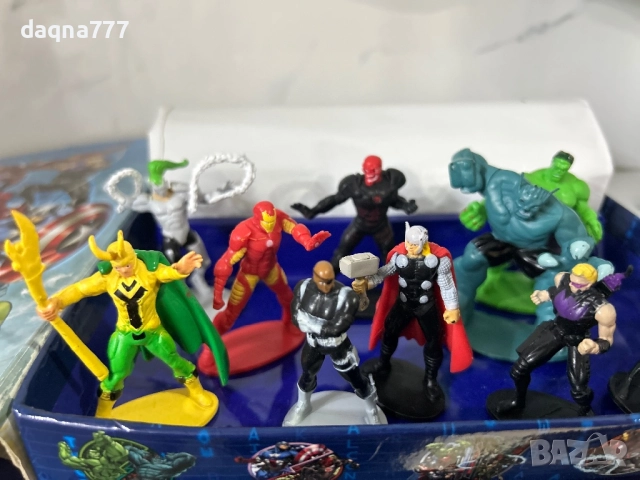 Книга Marvel с 10 фигурки, снимка 3 - Игри и пъзели - 52102296