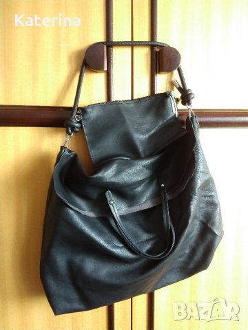 Модерна и елегантна черна дамска чанта с аксесоар към нея, снимка 4 - Чанти - 33934704