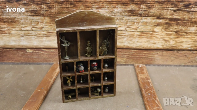 Малка дървена кутия с малки фигурки - миниатюри за декорация, много сладка кутия, декор за стена