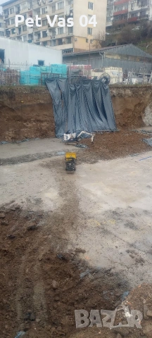 Предлагаме услуги с мини багер и мини дъмпер.