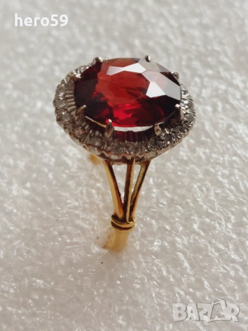 Съвременен дамски златен пръстен 18к с прекрасен гранат и диаманти.Има и сертификат , снимка 6 - Пръстени - 51484845