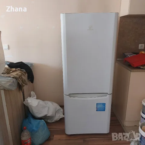 продавам хладилник Индезит