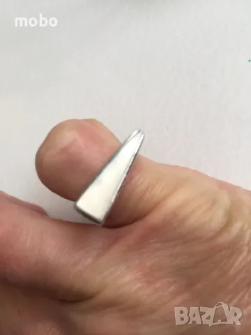 Красив  сребърен пръстен с бял седеф, с форма на триъгълник , общо тегло 2.46г , проба 925, снимка 1