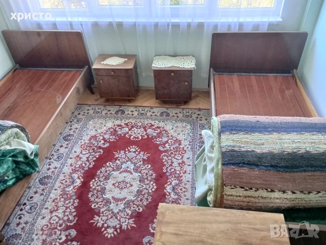 Продавам  2 броя  легла с пружини, 2бр. нощни  шкафчета, трикрилен  гардероб  и  тоалетка.