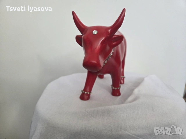 Декоративна фигурка на крава