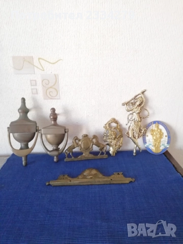 Бронзови чукала за врати и бронзови орнаменти за часовници и мебели. 