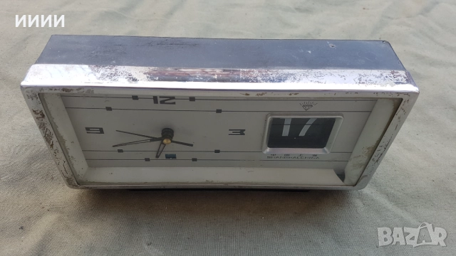 Настолен часовник месечен 