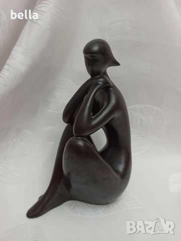 Изключително рядка колекционерска порцеланова фигура ,черен порцелан  жена от Royal Dux