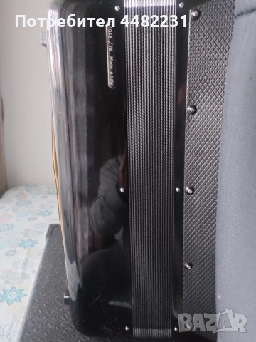 Продавам едно ново Италиянско Бижу за ценители акордеон Скандал 120баса черен с куфар , снимка 8 - Акордеони - 52943753