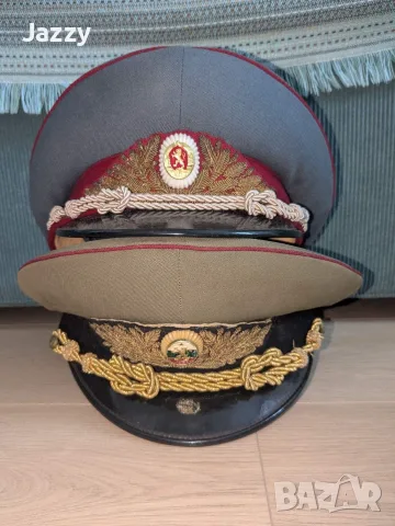 Фуражка на милиционер и генерал БНА