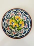 Maquenista Redondo Португалска флорална теракотена керамична чиния с подпис, снимка 2