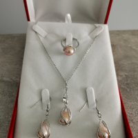 Комплект с перли съдържащ колие , обеци и сребърен пръстен в луксозна кутия, снимка 1 - Бижутерийни комплекти - 34878267