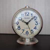 Ретро часовник-будилник Слава, снимка 1 - Антикварни и старинни предмети - 31929959