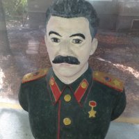 Голям гипсов бюст на Сталин рисуван с маслени бои, снимка 1 - Антикварни и старинни предмети - 42880371