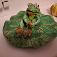 Сувенир фигурка жаба върху листо, снимка 4 - Декорация за дома - 40325248