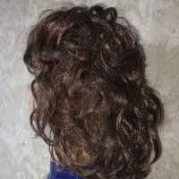 Тъмнокестенява средно дълга нова чуплива перука , снимка 6 - Аксесоари за коса - 40538719