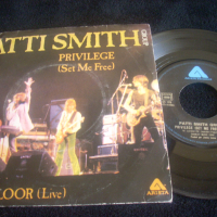 Patti Smith Group - Privilege (Set Me Free) / 25th Floor (Live) 7", снимка 1 - Грамофонни плочи - 36470949