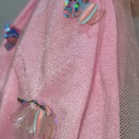разкошна ретро кукла Барби със розова рокля с пеперуди и жезъл роза, снимка 9 - Кукли - 42758857