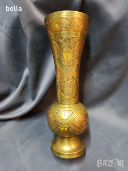 Стилна бронзова масивна ваза ръчно гравирани цветни орнаменти ,32 см височина., снимка 1